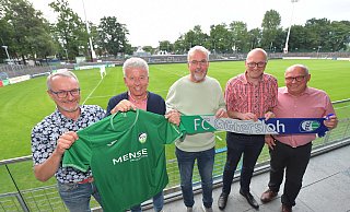 Sebastian Kmoch (1. Vorsitzender FSV Gütersloh, v. l.), Hans-Hermann Kirschner und Heiner Kollmeyer (Vorstand FCG), Helmut Delker (Vorstand FCG) und Michael Horstkötter (Geschäftsführer FSV Gütersloh). - sport/presse/foto Jens Dünhölter