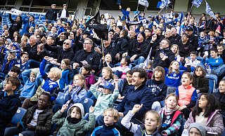 Shantallica (die Herren in schwarz) mit Grundschülern der Bültmannshofschule auf der Osttribüne der Alm. - Mike-Dennis Müller