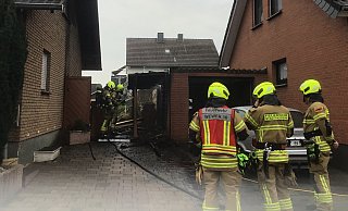 Am Samstagmorgen brannte ein Holzlager zwischen zwei Einfamilienhäusern. - Feuerwehr Paderborn