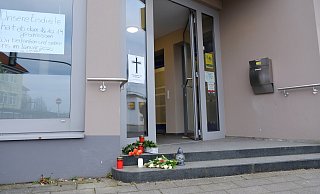 Als Ausdruck ihrer Trauer legten Einwohner am Tatort an der Mindener Straße Blumen nieder und stellten Kerzen auf. - Heike von Schulz