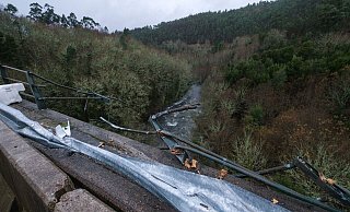 Ein Gitter auf einer Brücke ist zerstört, nachdem ein Bus an dieser Stelle abgestürzt war. Bei einem Busunfall kamen in Galicien im Nordwesten Spaniens mindestens vier Menschen ums Leben. - César Arxina/EUROPA PRESS/dpa