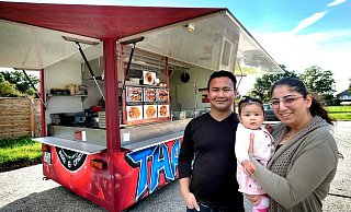 Haben sich mit einem Imbissanhänger selbstständig gemacht: Nares (links) und Ninorta Önder mit Tochter Thalia, nach der ihr Foodtrailer benannt ist. - Neue Westfälische