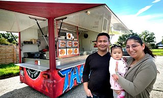 Haben sich mit einem Imbissanhänger selbstständig gemacht: Nares (links) und Ninorta Önder mit Tochter Thalia, nach der ihr Foodtrailer benannt ist. - Andreas Frücht