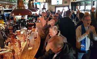 SCP-Fans fiebern ihrer Mannschaft im Globetrotter mit. - Birger Berbüsse (Archiv)