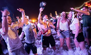 Symbolbild: Menschen feiern eine Schaumparty. Ähnliches dürfte die Besucher der Eishalle erwarten. - picture alliance/dpa