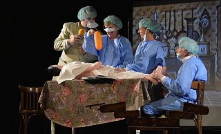 Die Schauspieler (v.l.) Marius Meschede, Ann-Britta Dohle, Andrea Rackow und Manfred Schlaffer zeigen dem Publikum in Loriots Sketch "Die Heimoperation", wie eine Blinddarm-Entfernung auf dem Küchentisch gelingt. - Julia Stratmann