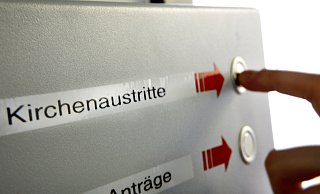 Die Sachbearbeiter für Kirchenaustritte an den Amtsgerichen hatten 2019 ordentlich zu tun. - picture alliance / Oliver Berg/d
