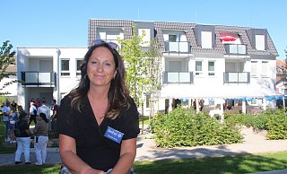 Hausleitung Claudia Müller vor dem neuen Haus Luisenstraße in Höxter. - Burkhard Battran