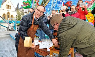 Ein Schlag genügt: Bürgermeister Theo Mettenborg (l.) lässt nach dem Fassanstich das Bier sprudeln. Markus Korfmacher von der Brauerei Hohenfelde geht ihm zur Hand. - Waltraud Leskovsek