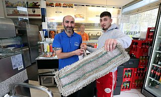 Mit seinem Wischmopp attackierte Eray Ari (r.) den Maskenmann. Sein Onkel Turan Ari eilt ihm zu Hilfe und riss dem Täter die Maske vom Gesicht. - Wolfgang Rudolf