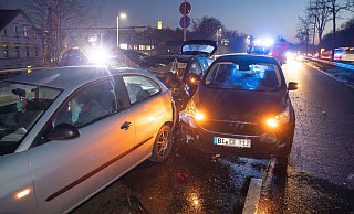 Die Autos verkeilten sich durch die Wucht des Aufpralls ineinander. Der Fahrer des VW Passat (hinten) hatte den stoppenden Verkehr nicht rechtzeitig bemerkt. - Oliver Krato
