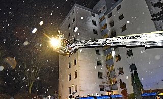 Mithilfe einer Drehleiter verschafften sich die Feuerwehrleute auch von außen Zugang zu der Wohnung. - Barbara Franke