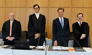 Thomas Middelhoff (2.v.r.) mit drei Anwälten 2014 vor dem Landgericht Essen: Hartmut Fromm aus Berlin (v. l.), Udo Wackernagel (aus der Kanzlei des Düsseldorfer Strafverteidigers Sven Thomas) und  Winfried Holtermüller aus Stuttgart. - picture alliance / dpa