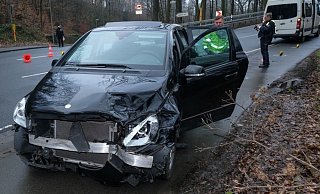 Auf der Kreuzung Bodelschwinghstraße / Quellenhofweg gab es einen Autounfall mit Verletzten. - Andreas Zobe