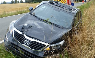 Der Kia kam in einem Straßengraben zum Stillstand. - Polizei Minden-Lübbecke