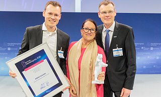 Robin Schenke, Jeannette Hölscher-Schenke und Reiner Schenke nahmen in Berlin den Deutschen Handelspreis in der Kategorie "Mittelstand" entgegen. - JOERG SARBACH