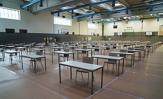 Wo sonst die Bälle fliegen: Aufgrund der Corona-Hygieneregeln finden Prüfungen derzeit auch in der großen Sporthalle statt. Und nicht nur da. - Universität Bielefeld