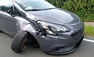 Der Opel touchierte den Biker mit der rechten Frontseite. - Polizei Minden-Lübbecke
