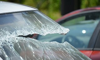 Unbekannte haben Dutzende Autos demoliert. - Symbolbild: Pixabay
