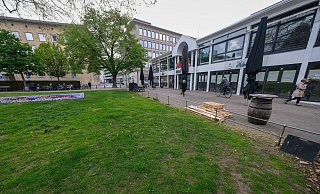 Drei Meter mehr für Passanten und Gastronomie vor dem Ratscafé, drei Meter weniger für Rasen – plant die Stadt. Foto: Andreas Zobe - Foto: Andreas Zobe/NW