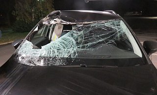 Ein Reifen durchschlägt auf der A2 bei Bielefeld-Sennestadt die Frontscheibe eines Seat aus Lemgo. - Polizei