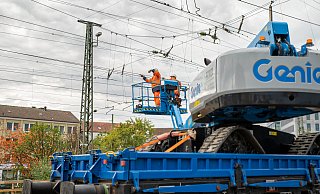 Die Oberleitungen werden geprüft. Gearbeitet wurde sowohl am Hauptbahnhof als auch in Brake und Brackwede. - © DENNIS ANGENENDT - 2019