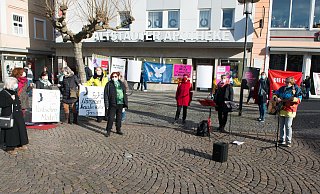 Frauen aus verschiedenen Gruppen setzen sich am Internaionalen Frauentag auf dem Alten Markt für Frauenrechte weltweit ein. - Ralf Bittner