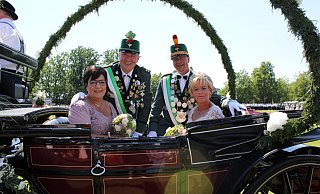 Beste Schützenfestlaune: Das Zeremonienmeisterpaar (v.l.) Rita Fockel und Jochen Franke-Bröckling sowie das Königspaar Frank Bröckling und Heidi Auster grüßen aus der Kutsche. - Julia Stratmann