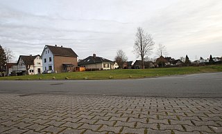 Die begrünte Fläche an der Ecke von Bandelstraße und Bodelschwinghstraße kann bebaut werden. Laut Bauvoranfrage sind nur noch sechs statt der ursprünglich 24 gepanten Wohneinheiten vorgesehen. - Peter Steinert