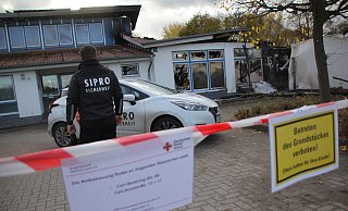Nach dem Brand einer Kita in Bünde wird die Ruine von einem Sicherheitsdienst bewacht. - Florian Weyand