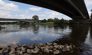 Über den Fluss: Dies sind die beiden "Weserstrombrücken"der Autobahn 2 an der Nahtstelle zwischen Bad Oeynhausen und Porta Westfalica. - Jörg Stuke