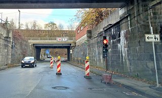 Die Arbeiten an der Eisenbahnbrücke haben begonnen – der Verkehr läuft nur noch einspurig und wird per Ampel geregelt. - Simone Flörke
