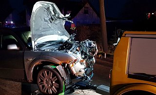 Beide Unfallwagen mussten abgeschleppt werden. - tw-news