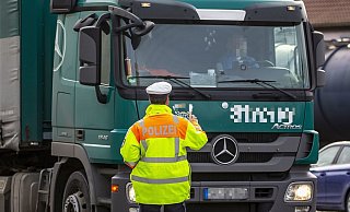 Die Polizei zieht nach den Kontrollen am Abend Bilanz: "Leider zeigte sich erneut, dass es immer wieder zu eklatanten Verstößen kommt" - Symbolfoto/picture alliance