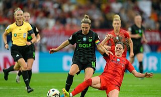 Die Bayern um Sarah Zadrazil (r) gelten als Titelfavoriten. - Robert Michael/dpa