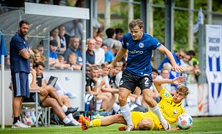 Starke Leistung im Kreis Gütersloh: Wiedenbrück-Spieler Fabio Riedl (hier im Duell mit Arminia-Verteidiger Felix Hagmann) war sich für keine Grätsche zu schade. - Sarah Jonek