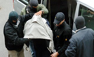 August 2005: Spezialkräfte der Polizei bringen Christian Bogner ins Landgericht Lübeck, wo er sich wegen Mordes verantworten muss. Das Urteil fiel 2006. - picture-alliance/ dpa/dpaweb