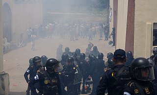 Die Polizei feuert Tränengas auf ein Wahllokal, nachdem es in Guatemala-Stadt zu Zusammenstößen gekommen war. - Moises Castillo/AP/dpa