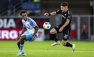 Beim Hinspiel in Paderborn kassierte Assan Ouedraogo (l.), hier gegen SCP-Akteur Florent Muslija, mit dem FC Schalke 04 eine 1:3-Pleite. Beim Rückspiel könnte der 17-Jährige nun sein Comeback nach langer Verletzungspause feiern. - picture alliance/dpa