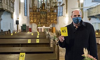 96 Sitzplätze sieht das Hygienekonzept für die St.-Dionysius-Kirche vor. Jeder einzelne ist durch numerierte Kärtchen gekennzeichnet. - Cornelia Müller