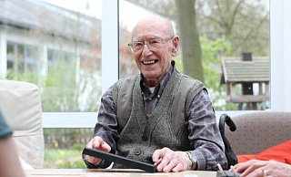 Heinrich Lieske feierte kürzlich seinen 100. Geburtstag. Sicht- und spürbare Lebensfreude und ein Lachen, das von Herzen kommt, zeichnen ihn aus. - Michael Biesewinkel/Ludwig-Steil-Hof