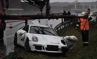 Der Porsche überschlug sich mehrmals auf der A33 bei Steinhagen. - Andreas Eickhoff