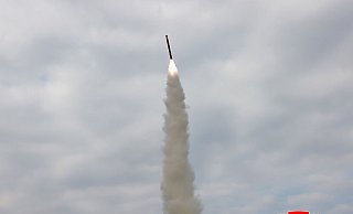 Kurz vor dem Trump-Besuch in Südkorea testet Nordkorea mehrere Marschflugkörper. - Uncredited/KCNA via YNA/dpa