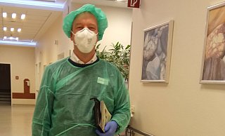 Krankenhausseelsorger Hans-Jürgen Kötemann ist für die Patienten ansprechbar und präsent, auch in Schutzkleidung. - Privat