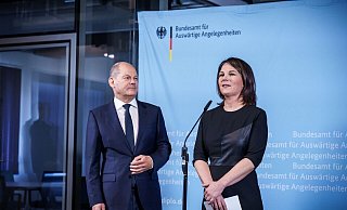 «Soll ich jetzt von Liebe sprechen? Nein»: Bundeskanzler Olaf Scholz und Annalena Baerbock. - Michael Kappeler/dpa