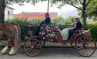 Selina Köring und Lars Leifert genießen den Festumzug in Germete in der Kutsche. - Sophia Bruch