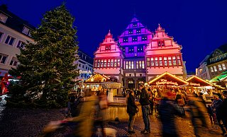 Dicht gedrängt am Glühweinstand, das wird es in diesem Jahr sicherlich nicht geben. Ob der Weihnachtsmarkt überhaupt stattfinden kann und in welcher Form, ist bisher unklar. - Besim Mazhiqi (Archiv)