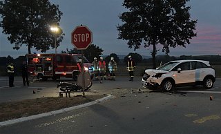 Bei Steinheim-Bergheim sind ein Leichtkraftrad und ein SUV zusammengestoßen. - Polizei Höxter