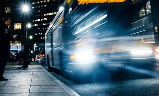 Der Mann ließ unter anderem Fahrgäste an Haltestellen stehen. - Symbolbild: Unsplash