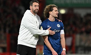 Bielefelds-Trainer Kniat tröstet seinen Spieler Corboz (r.) - Soeren Stache/dpa Bielefelds-Trainer Kniat tröstet seinen Spieler Corboz (r.) - Soeren Stache/dpa